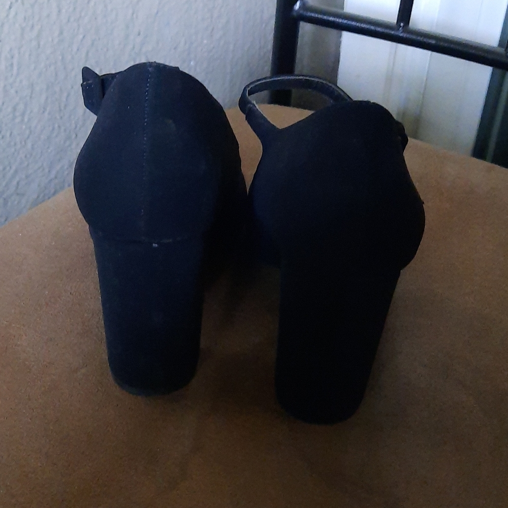 Shoes - Picture 3 of 4